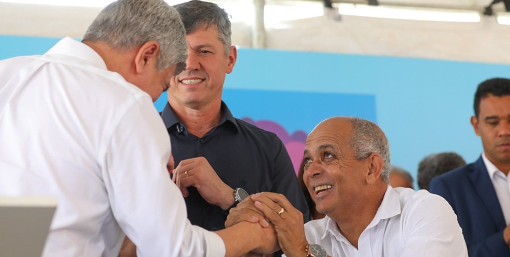 Pepa, deputado distrital, cumprimenta o presidente da Cesb, Luis Almeida Reis, observados pelo secretário de Obras, Valter Casimiro/Lúcio Bernardo Jr. /Agência Brasília