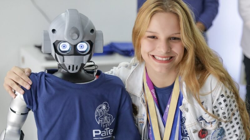 Sarah Serafim e o robô na inauguração do àrque Tecnológico de Robótica, que tem mil vagas para estudantes da rede pública/Tony Oliveira/Agência Brasília