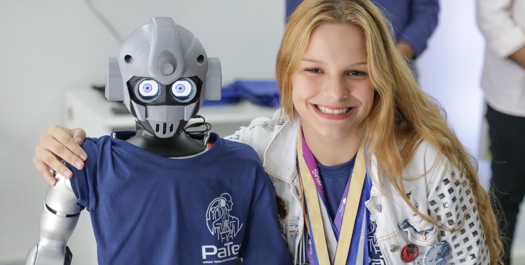 Sarah Serafim e o robô na inauguração do àrque Tecnológico de Robótica, que tem mil vagas para estudantes da rede pública/Tony Oliveira/Agência Brasília