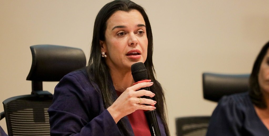 Giselle Ferreira, secretária da Mulher do DF, durante um evento sobre proteção às mulheres na Câmara Legislativa/Tony Oliveira/Agência Brasília
