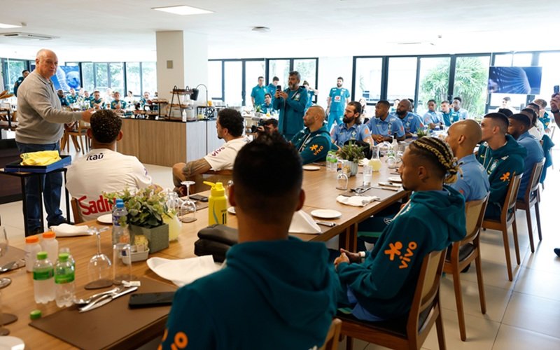 Jogadores da Seleção Brasileira usam chinelo futurista