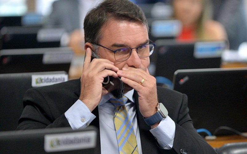 Pode um senador da República pedir dinheiro a banqueiro?