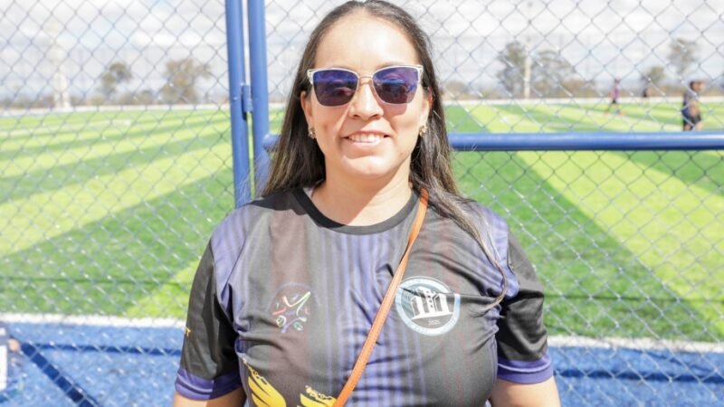Silvana Oliveira é presidente da Associação Desportiva Itapoã Parque, que agora tem um campo de grama sintética/Matheus Borges/Agência Brasília