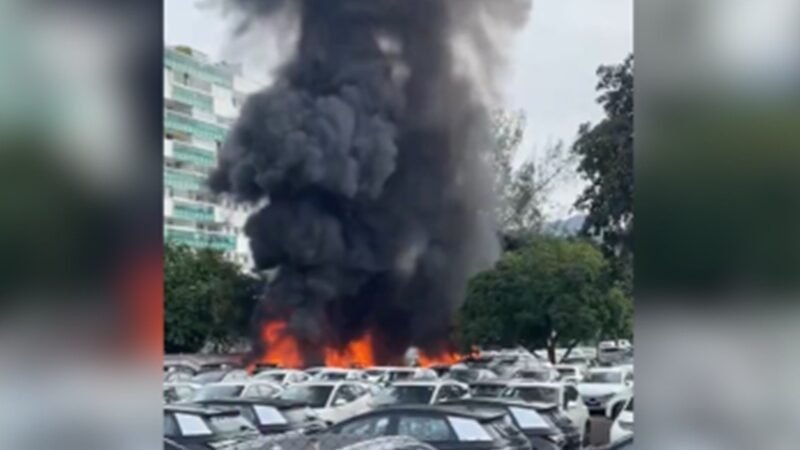 Colisão de helicópteros deixa mortos e interdita a avenida no Rio