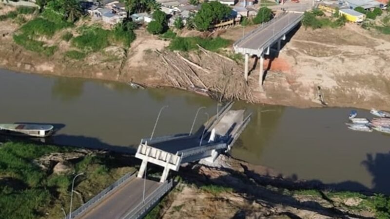 Ponte construída há dois anos desaba no Acre