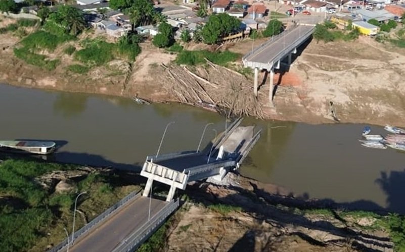 Ponte construída há dois anos desaba no Acre