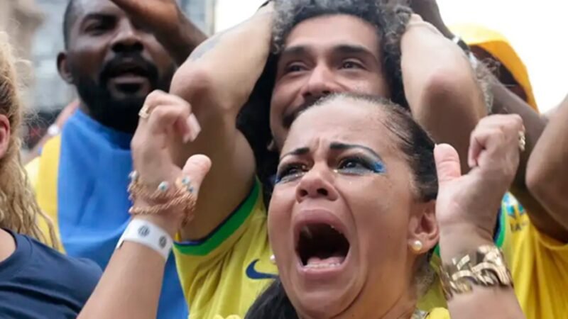 Torcedora se desespera durante ataque no jogo dramático entre o Brasil e Japão no mata-mata da Copa do Mundo 2026/Paulo Pinto/Agência Brasil