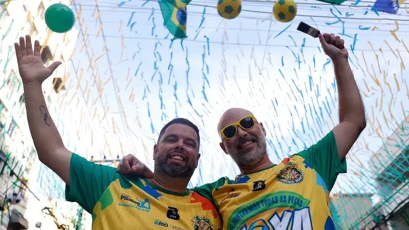 Celso Mendes, organizador e Rodrigo Habbib, desenhista da pintura da Rua Pereira Nunes, em Vila Isabel, zona norte do Rio/Tânia Rêgo/Agência Brasil