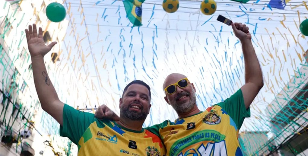 Celso Mendes, organizador e Rodrigo Habbib, desenhista da pintura da Rua Pereira Nunes, em Vila Isabel, zona norte do Rio/Tânia Rêgo/Agência Brasil