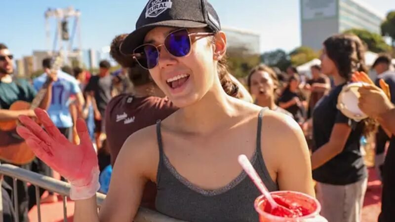 Luiza Helena Teixeira ajudou a confeccionar o tapete de Corpus Christi na Esplanada dos Ministérios/Fábio Rodrigues-Pozzebom/Agência Brasil