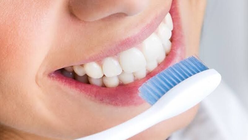 Marinha desenvolve escova de dente de baixo custo