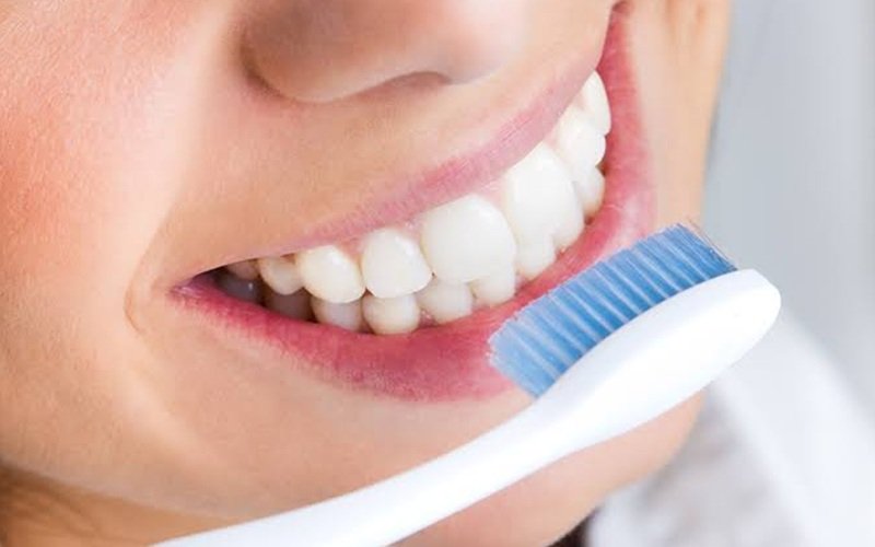 Marinha desenvolve escova de dente de baixo custo