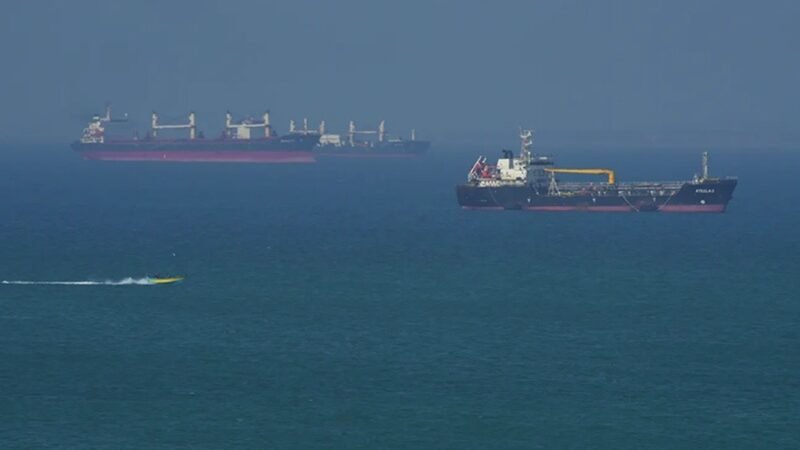Navio cargueiro que navegava em Ormuz atingido por projétil