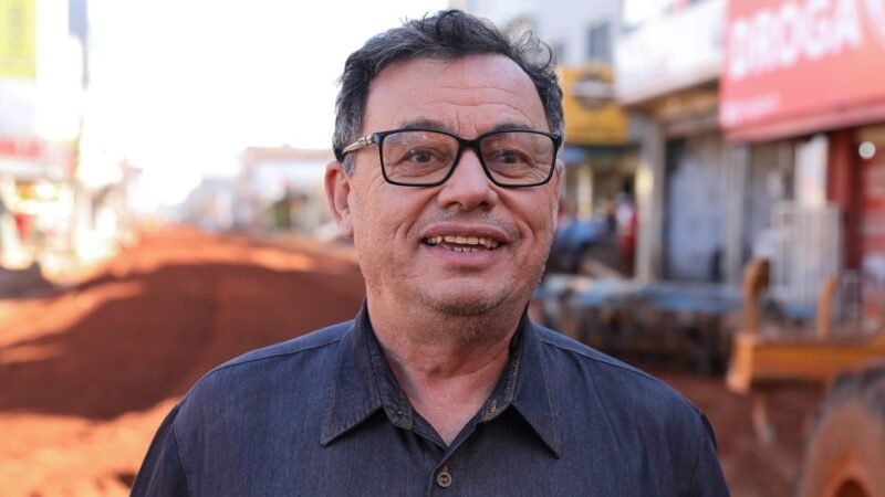 Antônio Carlos Serafim foi conferir de perto as obras da Avenida Del Lago, que prevê um novo recapeamento/Paulo H. Carvalho/Agência Brasília