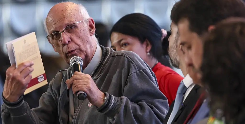 Júlio Lancellotti, durante anúncio de ações nas áreas da saúde, emprego, assistência e direitos humanos para a população em situação de rua/Marcelo Camargo/Agência Brasil