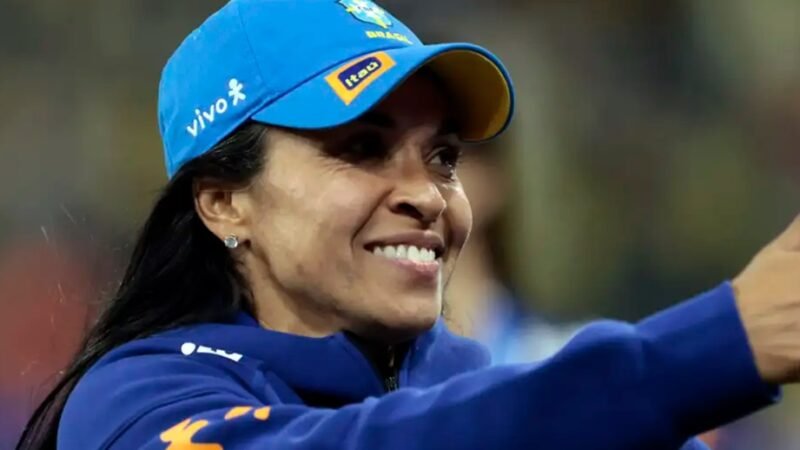 Marta, jogadora da Seleção Feminina de Futebol, faz o sinal de positivo no amistoso com os Estados Unidos, em São Paulo/Paulo Pinto/Agência Brasil