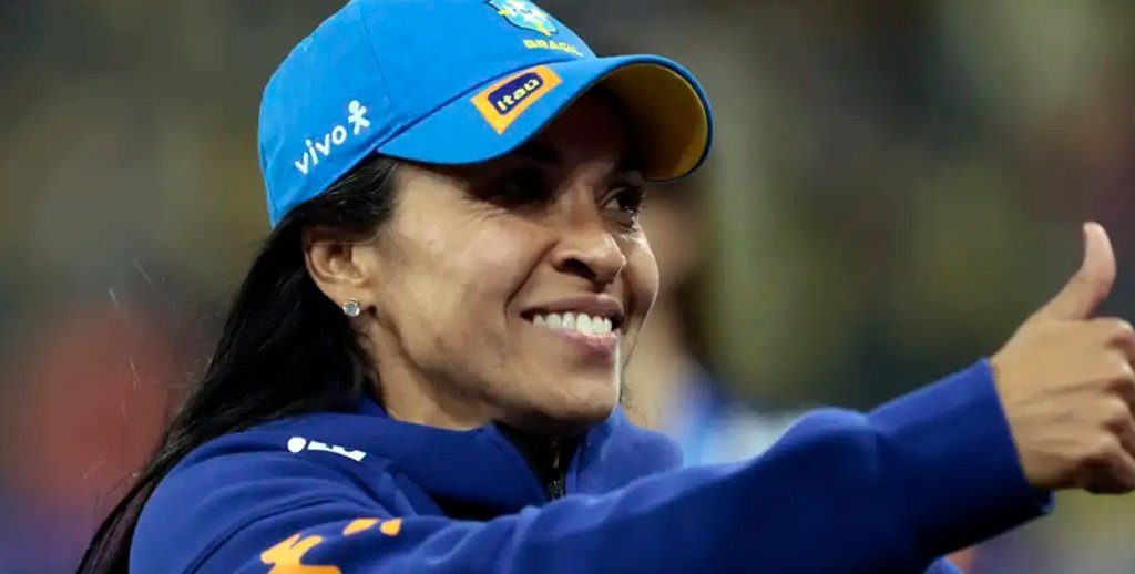 Marta, jogadora da Seleção Feminina de Futebol, faz o sinal de positivo no amistoso com os Estados Unidos, em São Paulo/Paulo Pinto/Agência Brasil