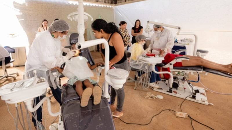 Julho Neon leva atendimento odontológico a Água Quente