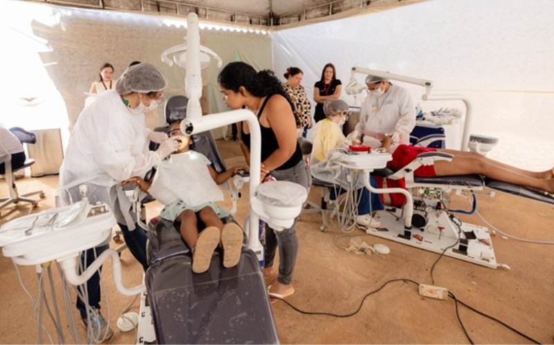 Julho Neon leva atendimento odontológico a Água Quente