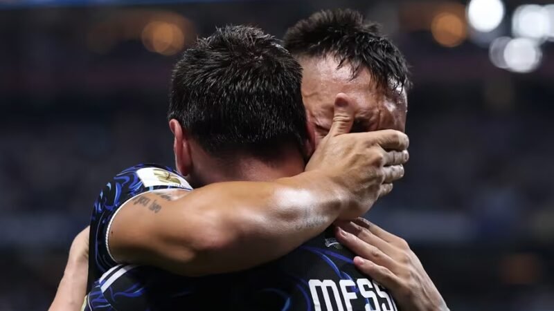 Lautaro Martínez chora no ombro de Messi após a vitória da Argentina sobre a Inglaterra na semifinal da Copa do Mundo 2026/Fifa