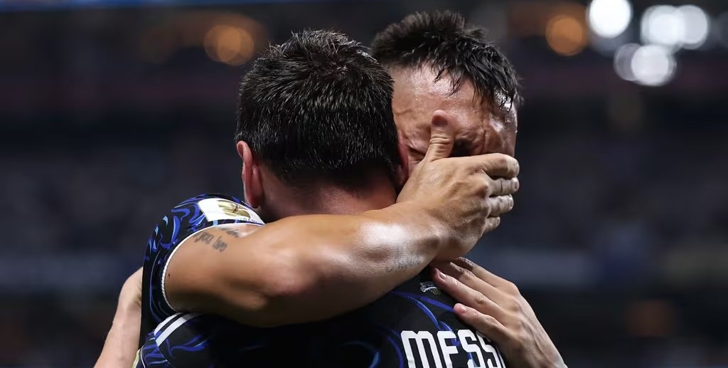 Lautaro Martínez chora no ombro de Messi após a vitória da Argentina sobre a Inglaterra na semifinal da Copa do Mundo 2026/Fifa