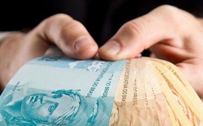 Dinheiro espécie contas gastos Misto Brasil