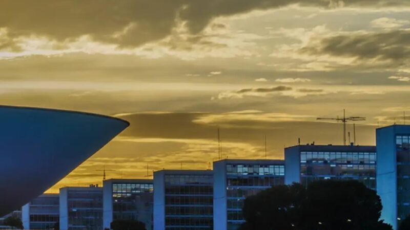 Céu amarelo transforma a Esplanada dos Ministérios numa pintura ao final do dia em Brasília/Rafa Neddermeyer/Agência Brasil