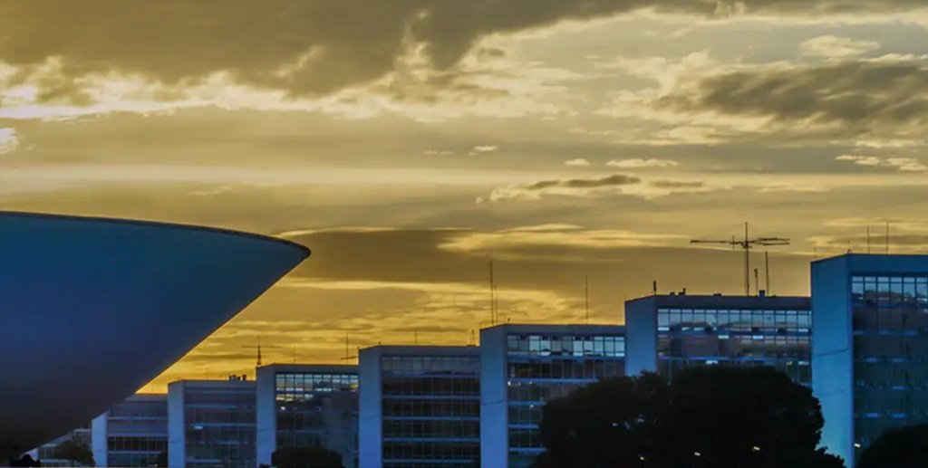 Céu amarelo transforma a Esplanada dos Ministérios numa pintura ao final do dia em Brasília/Rafa Neddermeyer/Agência Brasil