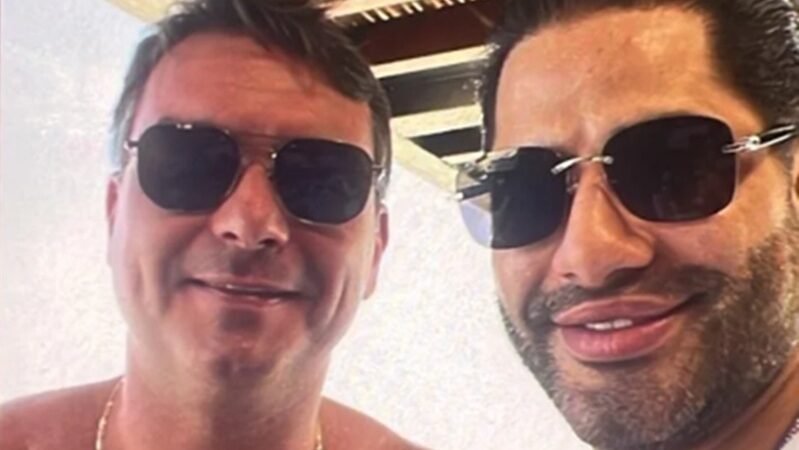 Laudo técnico contradiz Flávio Bolsonaro em foto com “Sicário”