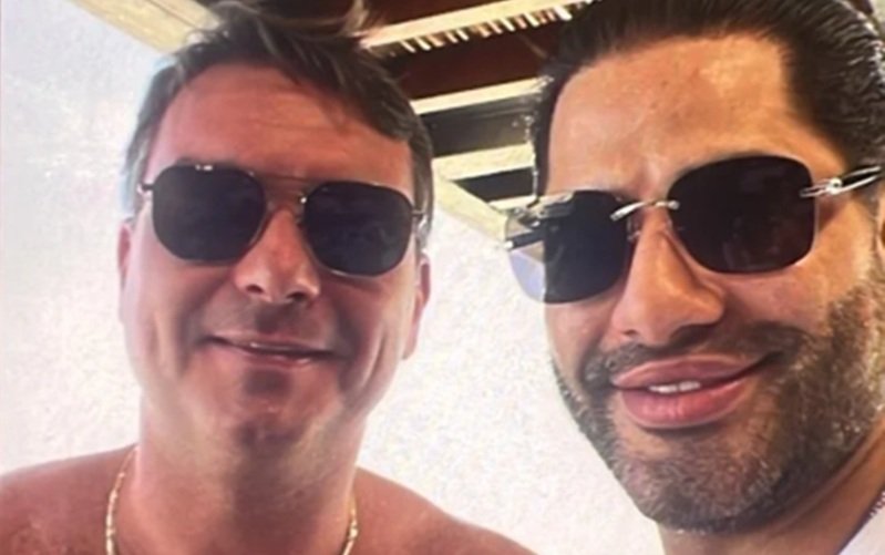 Laudo técnico contradiz Flávio Bolsonaro em foto com “Sicário”