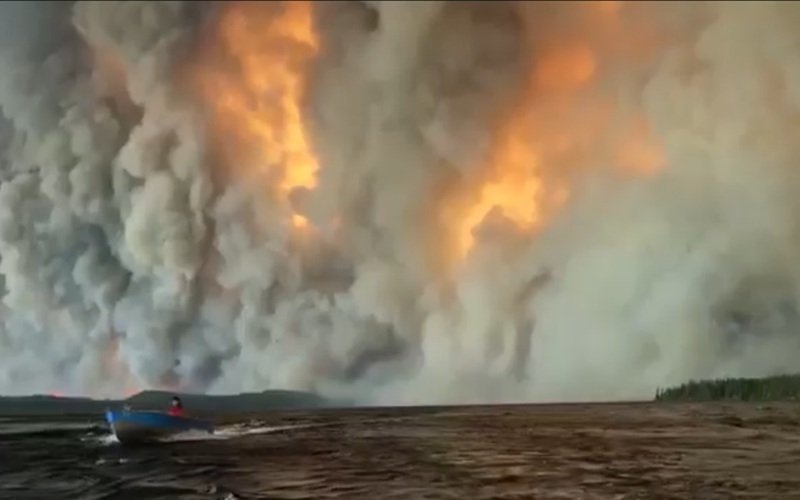Incêndios expulsam milhares de pessoas de suas casas na Europa