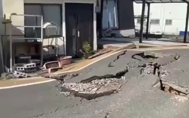 Terremoto deixa rastro de estragos e alerta de tsunami no Japão