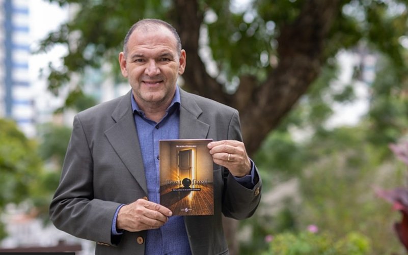 Jornalista lança obra de poeseia sobre memórias da pandemia