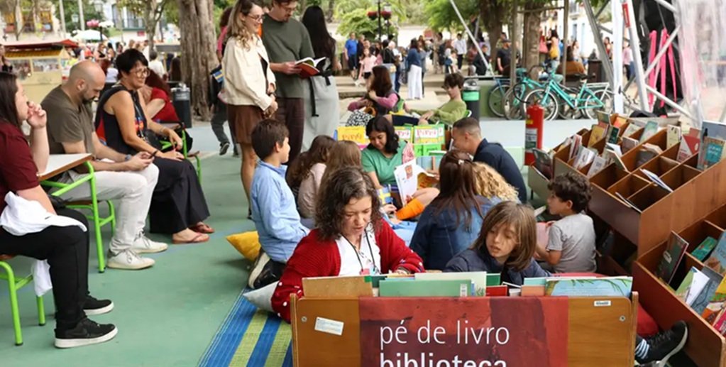 Crianças e adultos se divertem na 24ª Festa Literária Internacional de Paraty, no Rio de Janeiro/Rovena Rosa/Agência Brasil