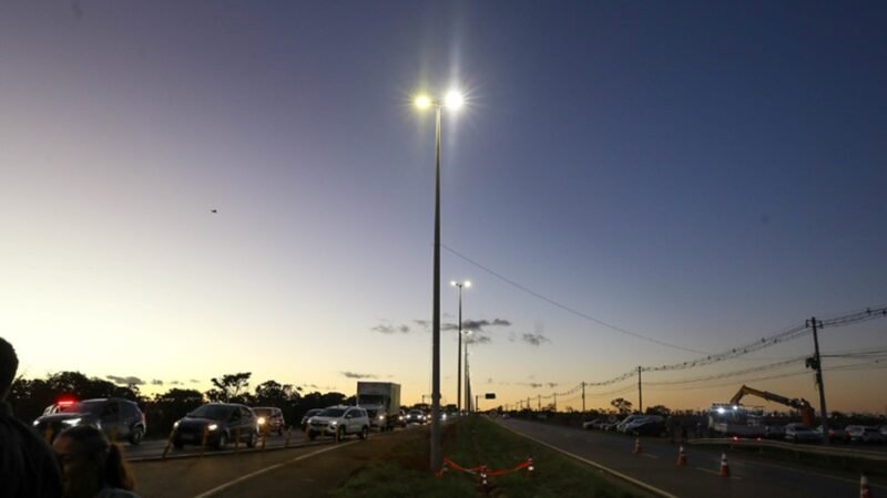 Iluminação pública é acionada ao longo da rodovia DF-140, entre os balões do Tororó e Mangueiral e deve atender a 20 mil pessoas/Joel Rodrigues/Agência Brasília