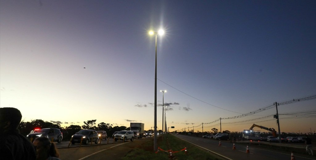 Iluminação pública é acionada ao longo da rodovia DF-140, entre os balões do Tororó e Mangueiral e deve atender a 20 mil pessoas/Joel Rodrigues/Agência Brasília