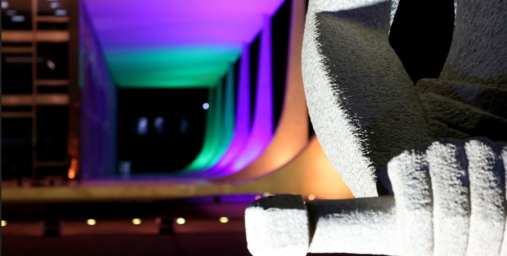 Supremo iluminado (laranja, roxo e verde) em referência aos 35 anos do Estatuto da Criança e do Adolescente (ECA)/Luiz Silveira/STF
