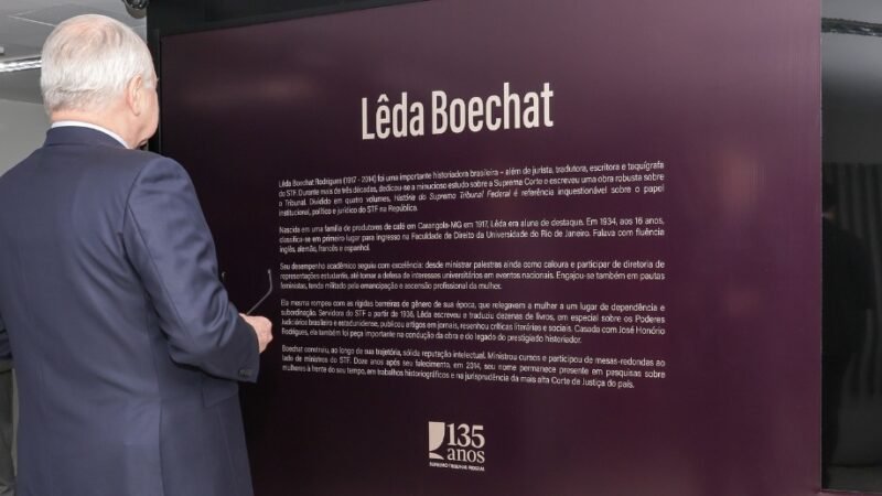Edson Fachin, presidente do STF lê um resumo da vida e história da pesquisadora Lêda Boechat, que tem agora um espaço na corte/Rosinei Coutinho/STF