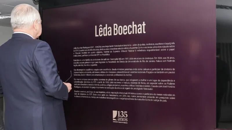 Edson Fachin, presidente do STF lê um resumo da vida e história da pesquisadora Lêda Boechat, que tem agora um espaço na corte/Rosinei Coutinho/STF