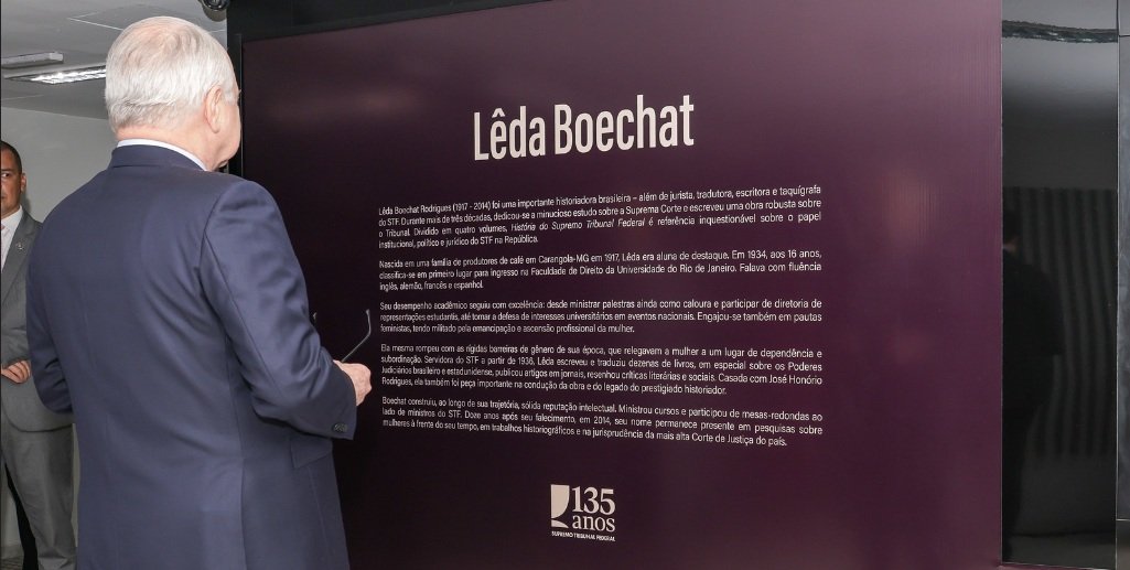 Edson Fachin, presidente do STF lê um resumo da vida e história da pesquisadora Lêda Boechat, que tem agora um espaço na corte/Rosinei Coutinho/STF