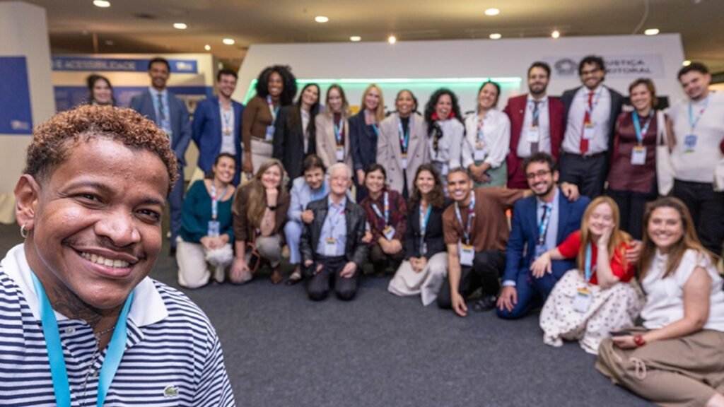 Influenciadores digitais posam para fotos no TSE depois de um encontro para discutir a desinformação nas eleições gerais de 2026/Leobark Rodrigues/TSE