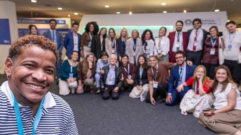 Influenciadores digitais posam para fotos no TSE depois de um encontro para discutir a desinformação nas eleições gerais de 2026/Leobark Rodrigues/TSE