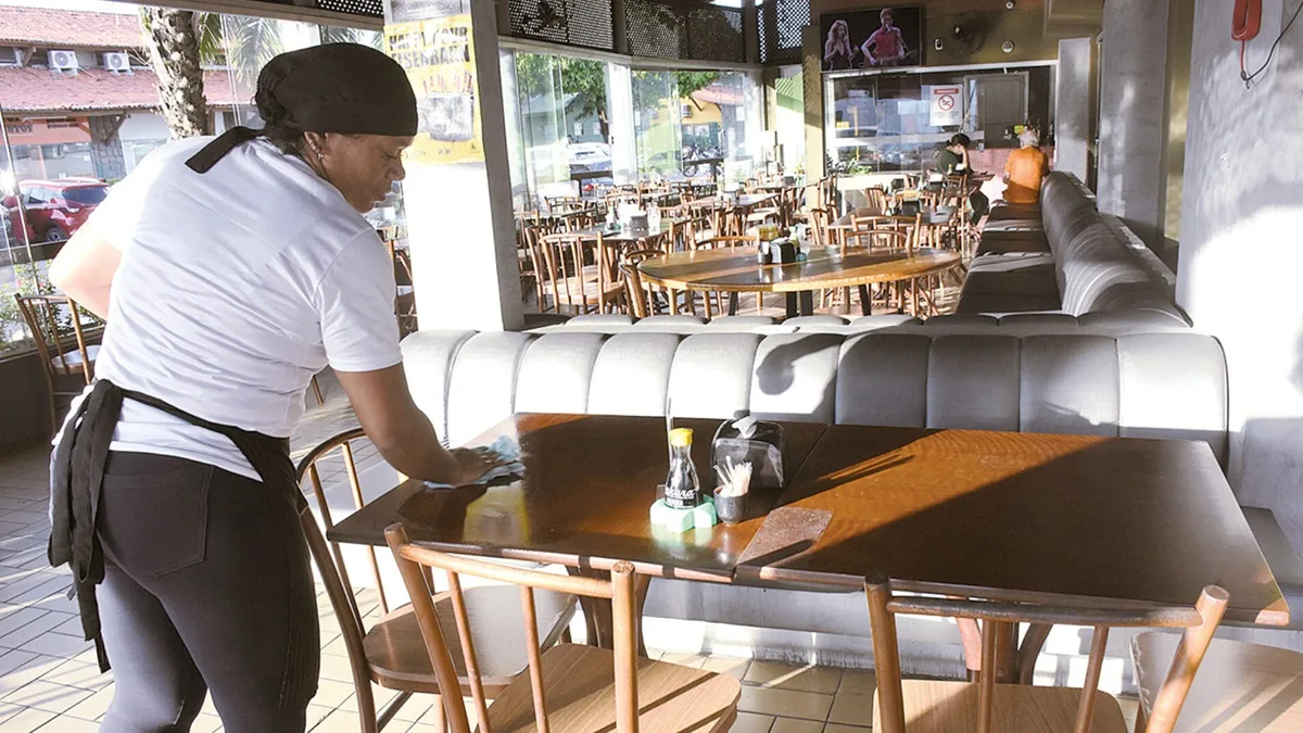 Bar restaurante trabalhadora atendimento limpeza Misto Brasil