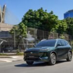 Montadora bate recorde de vendas e acelera expansão de elétricos