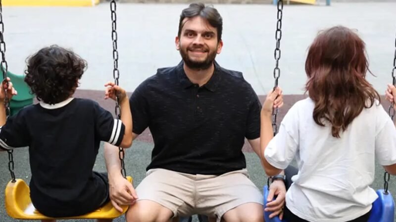 Cleomar Barros e os filhos brincam num parque da cidade de Brasília, rotina que o pai faz com alegria/Valter Campanato/Agência Brasil
