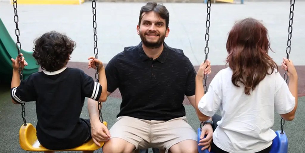 Cleomar Barros e os filhos brincam num parque da cidade de Brasília, rotina que o pai faz com alegria/Valter Campanato/Agência Brasil