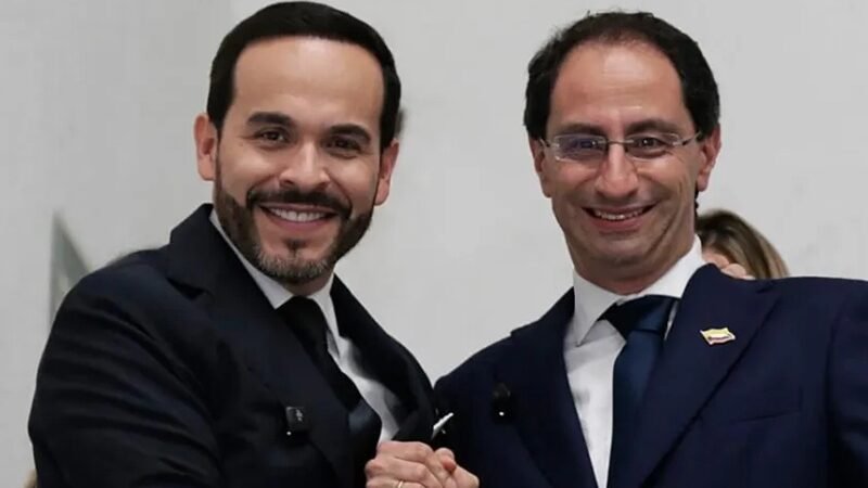 De La Espriella toma posse como presidente da Colômbia