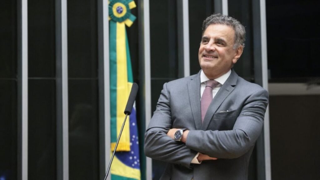 Aécio Neves reavalia decisão e articula candidatura ao Senado