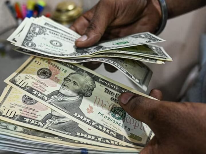 Ibovespa fechou em queda e dólar teve rodada de ganhos