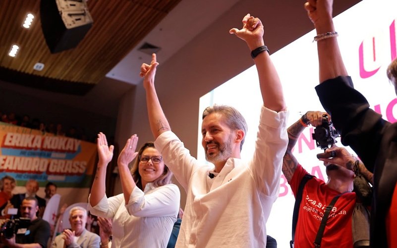 Grass oficializa candidatura e promete “reconstrução”